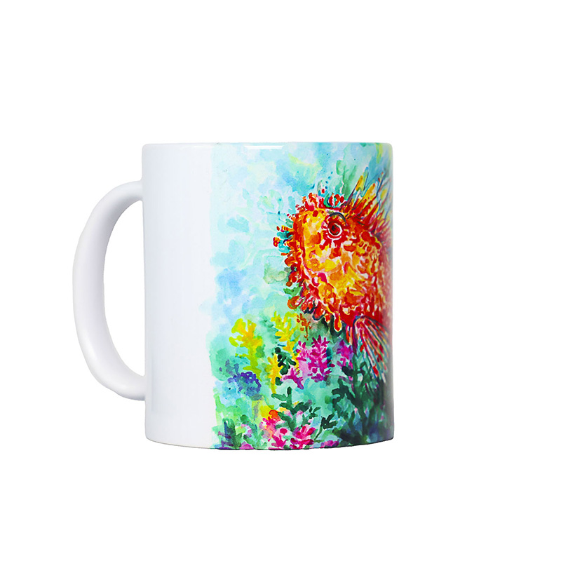 Tazza in ceramica lucida con disegno di uno scorfano