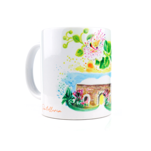 Tazza in ceramica lucida con disegno di un dammuso di pantelleria